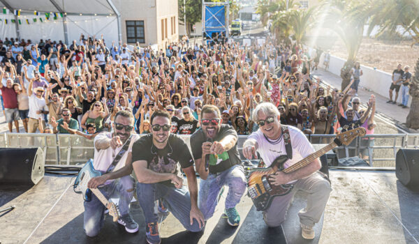 ¡Celebrando 10 Años de Música y Diversión: 300 Actuaciones con Mejor Con Copas!